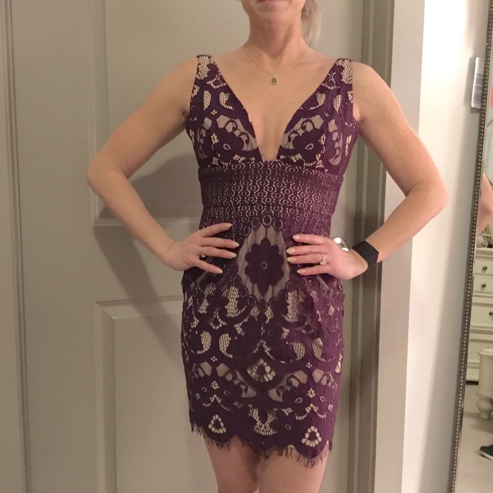 MINUET BEAUTIFUL FULLY LINED HALTER STYLE PLUM COLOR LACE DRESS. SMALL.